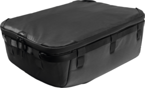 Peak Design Camera Cube V2 X-Large on tilava, suorakulmainen musta matkalaukku, jossa on vetoketjullinen yläosa ja useita sivusolkia ja -remmejä.