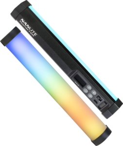 800q-01_132320 Kaksi Nanlite PavoTube II 6XR LED RGBWW Pixel Tube -valaisinta: toinen hehkuu sinisellä, vaaleanpunaisella, keltaisella ja vihreällä värisävyllä, kun taas toisessa näkyy ohjauspaneeli, painikkeet ja tuotemerkki valkoisella pohjalla.