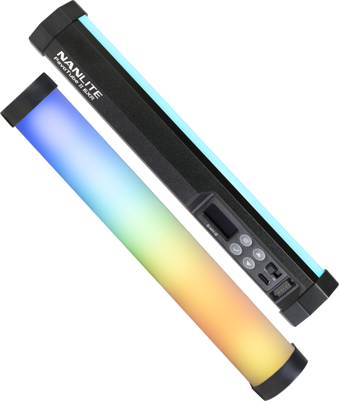 800q-01_132320 Kaksi Nanlite PavoTube II 6XR LED RGBWW Pixel Tube -valaisinta: toinen hehkuu sinisellä, vaaleanpunaisella, keltaisella ja vihreällä värisävyllä, kun taas toisessa näkyy ohjauspaneeli, painikkeet ja tuotemerkki valkoisella pohjalla.