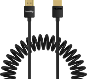 800q-01_133122 SmallRig 4963 Coiled HDMI-kaapeli A-A on musta, puoliympyrän muotoinen kierrekaapeli, jossa on kullatut liittimet. Toisessa päässä on merkintä "SmallRig" ja toisessa "HDMI".