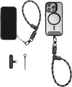 800q-01_133129 SMALLRIG 4990 FILMOV Phone Wrist Strap Black -puhelimen rannehihna on esitetty kiinnitettynä puhelinkoteloon ja puhelimeen sekä lisävarusteisiin, kuten pieneen silmukkaan ja sovittimeen, kaikki valkoisella pohjalla.