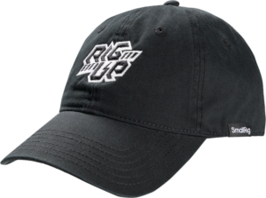 800q-01_133134 SmallRig 5350 Rig UP Baseball Cap Black -myssyssä on valkoinen kirjailtu logo edessä ja hienovarainen musta sivulappu, jossa on SmallRig-teksti.