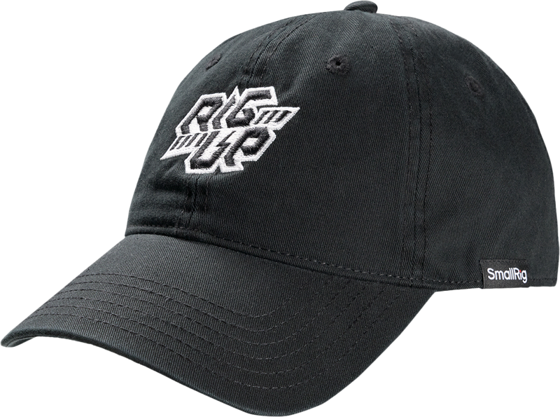 800q-01_133134 SmallRig 5350 Rig UP Baseball Cap Black -myssyssä on valkoinen kirjailtu logo edessä ja hienovarainen musta sivulappu, jossa on SmallRig-teksti.