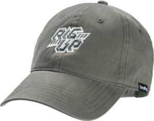 800q-01_133135 SmallRig 5349 Rig UP Baseball Cap Grey -myssyssä on näkyvät tikkaukset, kirjailtu RISE UP -logo edessä ja pieni musta SmallRig-tunnus sivulla.