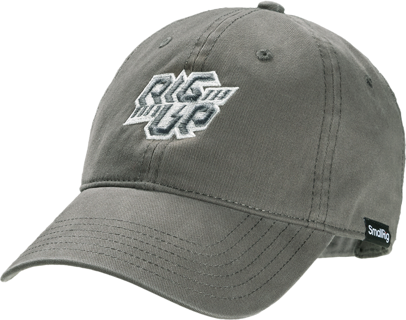 800q-01_133135 SmallRig 5349 Rig UP Baseball Cap Grey -myssyssä on näkyvät tikkaukset, kirjailtu RISE UP -logo edessä ja pieni musta SmallRig-tunnus sivulla.