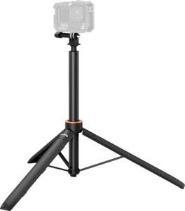 800q-01_133170 SMALLRIG 5284 VT-08 Mount Support for Action Cameras on musta kolmijalka, jossa on pidennetty keskipylväs, kolme jalkaa (yksi osittain taitettuna) ja asennettu toimintakamera vaaleaa taustaa vasten.
