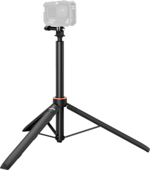 800q-01_133170 SMALLRIG 5284 VT-08 Mount Support for Action Cameras on musta kolmijalka, jossa on pidennetty keskipylväs, kolme jalkaa (yksi osittain taitettuna) ja asennettu toimintakamera vaaleaa taustaa vasten.