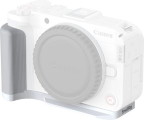 800q-01_133176 Canon EOS R50 V White, jossa on harmaa runkokorkki, suuri kuvioitu vasen kahva ja hopeinen SmallRig 5430 L-muotoinen kiinnityslevy, jonka pohjaan on kiinnitetty kahva.