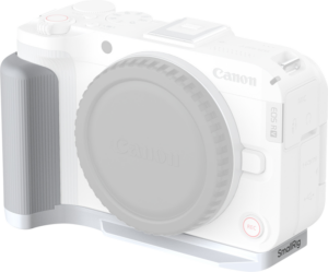 800q-01_133176 Canon EOS R50 V White, jossa on harmaa runkokorkki, suuri kuvioitu vasen kahva ja hopeinen SmallRig 5430 L-muotoinen kiinnityslevy, jonka pohjaan on kiinnitetty kahva.