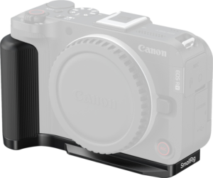 800q-01_133177 Puoliksi läpinäkyvässä Canon EOS R50 V -kamerassa näkyy musta SMALLRIG 5429 L-muotoinen kiinnityslevy, jonka vasempaan alareunaan on kiinnitetty kahva, joka tarjoaa pidennetyn ergonomisen otteen.