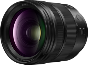 Panasonic Lumix S 24-60mm f/2.8 -objektiivin lähikuvassa näkyvät objektiivin pinnoitteet, tarkennusrengas ja AF/MF-kytkin sekä merkinnät 1:2.8 / 24-60mm Ø77.