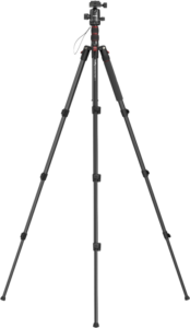 800q-01_133326 Mustassa SmallRig 3935 CT-10 Aluminum Camera Tripod -jalustassa on kolme täysin ulosvedettyä säädettävää jalkaa, kuulapääkiinnike ja vaahtomuovinen kahva yhdessä jalassa, ja se on esillä valkoisella pohjalla.
