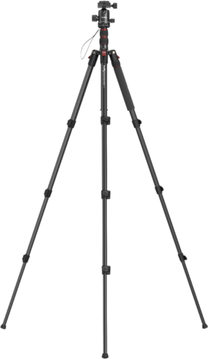 800q-01_133326 Mustassa SmallRig 3935 CT-10 Aluminum Camera Tripod -jalustassa on kolme täysin ulosvedettyä säädettävää jalkaa, kuulapääkiinnike ja vaahtomuovinen kahva yhdessä jalassa, ja se on esillä valkoisella pohjalla.