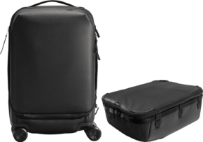 800q-01_133331 Peak Design Roller Pro Carry-On + Camera Cube V2 X-large, musta, sisältää mustan kovakuorisen matkalaukun, jossa on neljä pyörää pystyasennossa vastaavan matkalaukun vieressä, molemmissa on minimalistinen muotoilu ja vetoketjut.