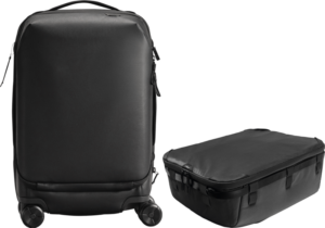 800q-01_133331 Peak Design Roller Pro Carry-On + Camera Cube V2 X-large, musta, sisältää mustan kovakuorisen matkalaukun, jossa on neljä pyörää pystyasennossa vastaavan matkalaukun vieressä, molemmissa on minimalistinen muotoilu ja vetoketjut.