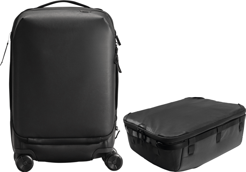 800q-01_133331 Peak Design Roller Pro Carry-On + Camera Cube V2 X-large, musta, sisältää mustan kovakuorisen matkalaukun, jossa on neljä pyörää pystyasennossa vastaavan matkalaukun vieressä, molemmissa on minimalistinen muotoilu ja vetoketjut.