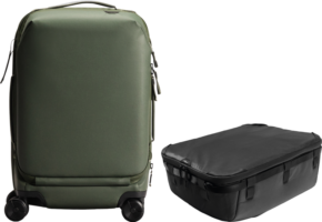 800q-01_133332 Vihreä Peak Design Roller Pro Carry-On seisoo pystyssä mustan Camera Cube V2 X-large -kamerakuution vieressä, ja molemmat on sijoitettu vaalealle taustalle.