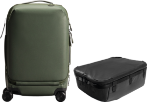 800q-01_133332 Vihreä Peak Design Roller Pro Carry-On seisoo pystyssä mustan Camera Cube V2 X-large -kamerakuution vieressä, ja molemmat on sijoitettu vaalealle taustalle.
