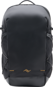 800q-01_133344 Peak Design Outdoor Backpack Zip 18L Black on tyylikäs, minimalistinen reppu, jossa on pieni kultainen logo lähellä pohjan keskiosaa ja kaksi hihnalla kiinnitettävää sivutaskua.