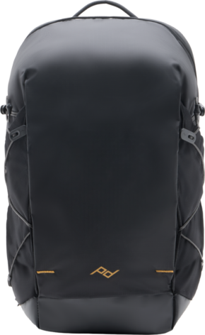 Peak Design Outdoor Backpack Zip 18L Black on tyylikäs, minimalistinen reppu, jossa on pieni kultainen logo lähellä pohjan keskiosaa ja kaksi hihnalla kiinnitettävää sivutaskua.