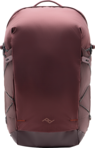 800q-01_133345 Peak Design Outdoor Backpack Zip 18L Eclipse -repussa on ruskeankeltainen ja tummanharmaa minimalistinen muotoilu, sivutaskut, pieni geometrinen etulogo ja joustavat sivuvyöt lisävarastointia varten.
