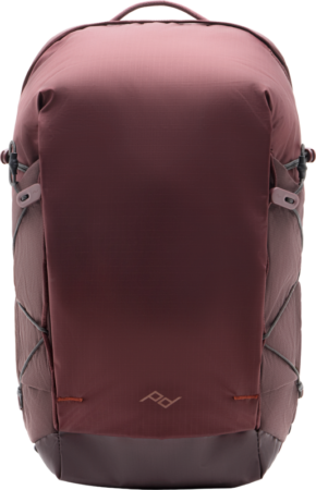 Peak Design Outdoor Backpack Zip 18L Eclipse -repussa on ruskeankeltainen ja tummanharmaa minimalistinen muotoilu, sivutaskut, pieni geometrinen etulogo ja joustavat sivuvyöt lisävarastointia varten.
