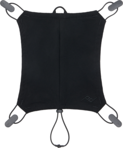 800q-01_133346 Peak Design Outdoor Helmet Carry Black on musta suorakulmainen kangaspussi, jossa on pyöristetyt kulmat, joustavat silmukat jokaisessa kulmassa ja säädettävä pohjanaru, joka on ihanteellinen pienten esineiden kiinnittämiseen tai kuljettamiseen.