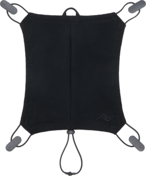 Peak Design Outdoor Helmet Carry Black on musta suorakulmainen kangaspussi, jossa on pyöristetyt kulmat, joustavat silmukat jokaisessa kulmassa ja säädettävä pohjanaru, joka on ihanteellinen pienten esineiden kiinnittämiseen tai kuljettamiseen.