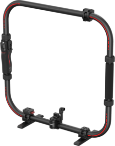 800q-01_133457 SmallRig 4328 Stabilizer Handheld Ring for DJI RS Series on mustan ja punaisen suorakulmainen, pehmustetuilla kahvoilla, kiinnityskorvakkeilla ja säädettävillä kiinnittimillä varustettu rinkula, joka on ihanteellinen kameroiden turvalliseen pitämiseen videokuvausten aikana.