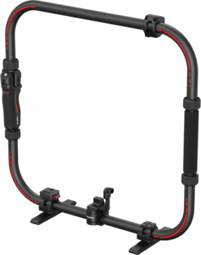 800q-01_133457 SmallRig 4328 Stabilizer Handheld Ring for DJI RS Series on mustan ja punaisen suorakulmainen, pehmustetuilla kahvoilla, kiinnityskorvakkeilla ja säädettävillä kiinnittimillä varustettu rinkula, joka on ihanteellinen kameroiden turvalliseen pitämiseen videokuvausten aikana.