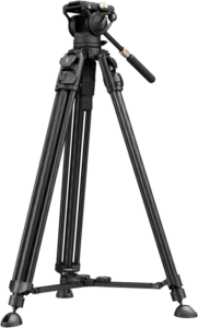 SmallRig 5201 Video Carbon Fiber Tripod Kit AD-50 Max, jossa on säädettävä panorointi- ja kallistuspää, tukevat jalat, kumijalat ja keskitason levitin, näkyy vaaleanharmaalla pohjalla.