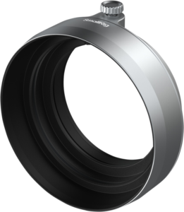800q-01_133460 SMALLRIG 5393 Lens Hood for Fujifilm X Half Silver on metallinen pyöreä huppu, jossa on nuppi, sileä hopea ulkopinta ja musta sisäpinta ja joka on suunniteltu vähentämään objektiivin heijastuksia.