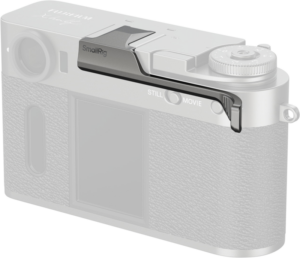 800q-01_133466 Lähikuva Fujifilm-kamerasta, jossa SmallRig 5333 Thumb Grip for Fujifilm X Half Charcoal on kiinnitetty säätöpyörän yläpuolelle, mikä osoittaa sen ergonomisen muotoilun ja paremman käsiteltävyyden.