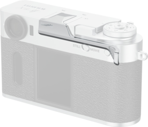 800q-01_133468 The SmallRig 5221 Thumb Grip for Fujifilm X Half Silver features a silver and black design with top and back controls, STILL/MOVIE mode switch, textured grip and display.