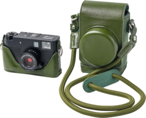 800q-01_133469 The SmallRig 5220 Leather Case Kit for Fujifilm X Half Green, which includes a compact camera with a green half-case and a case fitted with a matching strap, is displayed side by side on a white background.