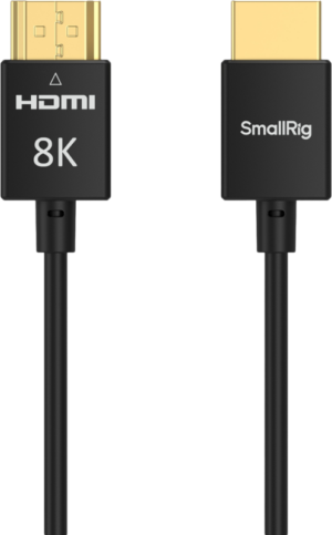 800q-01_133496 Kaksi mustaa SmallRig 5086 8K HDMI -datakaapelia (A-A, 100 cm) on esitetty pystysuorassa. Vasemmassa liittimessä lukee "HDMI 8K" ja oikeassa "SmallRig". Molemmissa liittimissä on kullatut päät ja mustat kaapelit.