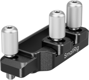 800q-01_133550 SmallRig 5534 HDMI- ja USB-C-kaapelikiinnike Canon EOS R50 V Cage -laitteelle on musta kiinnike, jossa on kolme hopeanväristä sormiruuvia ja joka on suunniteltu kameran lisävarusteiden turvalliseen kiinnittämiseen.