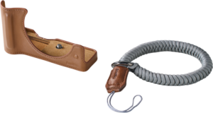 800q-01_133552 SmallRig 5432 Leather Half Case Kit for Canon EOS R50 V Brown ja harmaa punottu rannehihna ruskealla nahkakiinnityksellä, molemmat vaalealla pohjalla.