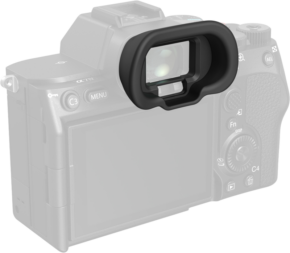 800q-01_133647 Close-up of the eyecup of the SmallRig 5255 viewfinder attached to a Sony Alpha series camera, highlighting the eyecup accessory, with the camera body and buttons visible in the background.