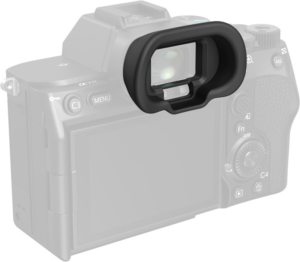800q-01_133647 Lähikuva SmallRig 5255 -kameran etsimen silmäkupista kiinnitettynä Sony Alpha -sarjan kameraan, jossa korostuu silmäkupin lisävaruste, kameran runko ja painikkeet näkyvät taustalla.
