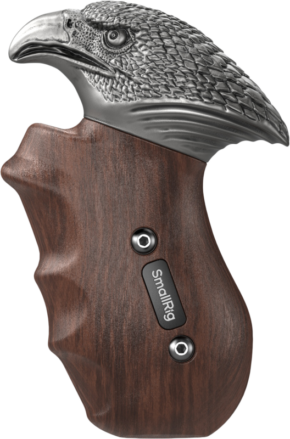 800q-01_133657 SmallRig 4817 ImageGrip-sarjan Eagle-kahva NATO-kiinnikkeellä (vasen puoli) on puinen kamerakahva, jossa on veistetyt sormiurat, hopeanvärinen kotkanmuotoinen metallinen yläosa, "SmallRig"-merkintä ja kaksi näkyvää ruuvia.