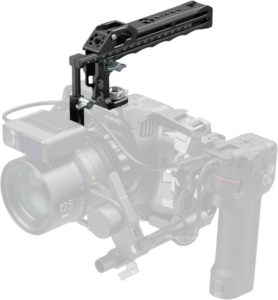 800q-01_133658 SmallRig 5236 Top Handle for DJI Focus Pro LiDAR on kiinnitetty ammattikäyttöön tarkoitetun elokuvakameralaitteiston yläosaan, ja mustaa kahvaa korostetaan, kun muu kokoonpano häivytetään pehmeästi taustalle.
