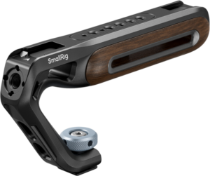 800q-01_133695 SmallRig 5250 Wooden Top Handle with Cold Shoe Mount -laitteessa on musta ja ruskea puukahva, useita kiinnitysreikiä ja metallinen kiristysnuppi kameran turvallista kiinnittämistä varten.