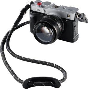 800q-01_133699 SmallRig 5450 Leather Case Kit for FUJIFILM X-E5 Black näkyy valkoista taustaa vasten, ja siinä on musta kamerakotelo hopeisilla yksityiskohdilla ja paksu, musta rannehihna valkoisilla tikkauksilla.