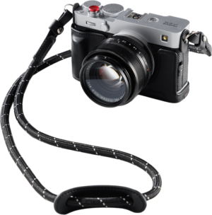 800q-01_133699 SmallRig 5450 Leather Case Kit for FUJIFILM X-E5 Black näkyy valkoista taustaa vasten, ja siinä on musta kamerakotelo hopeisilla yksityiskohdilla ja paksu, musta rannehihna valkoisilla tikkauksilla.