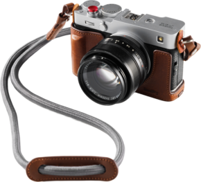 800q-01_133700 Protected by the brown SmallRig 5449 leather case set, the FUJIFILM X-E5 is paired with a large lens and a grey wrist strap with matching brown leather accent.