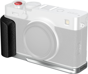800q-01_133702 The FUJIFILM X-E5 Silver is equipped with the SmallRig 5447 L-shaped mounting plate with black silicone grip, silver base plate and visible top buttons and controls. The camera comes with a lens cover.