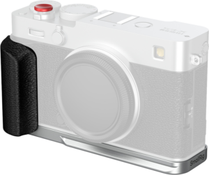 FUJIFILM X-E5 Silver varustettu SmallRig 5447 L-muotoisella kiinnityslevyllä, jossa on musta silikonikahva, hopeinen pohjalevy ja näkyvät yläpään painikkeet ja säätimet. Kamerassa on objektiivin suojus.