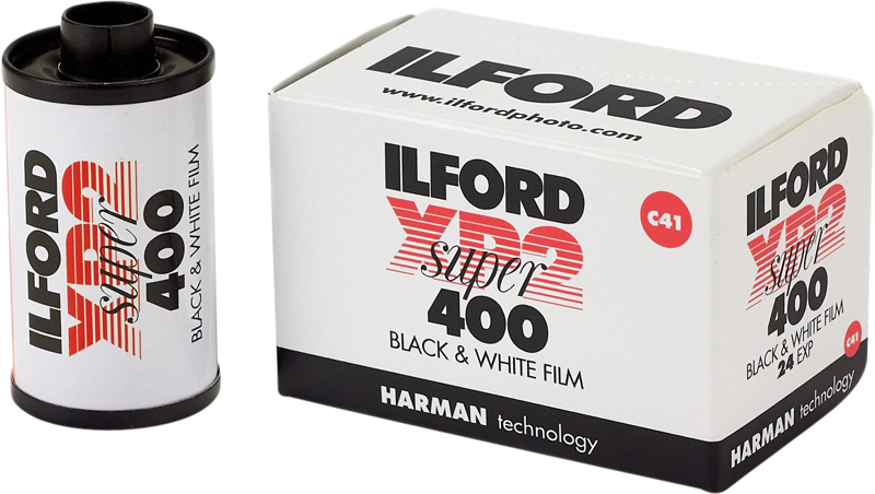 IlfordPhoto Ilford Film XP2 Super 135-24 -mustavalkofilmirulla on esillä valkoisen laatikon vieressä, jossa on rohkea musta-punainen teksti ja Harman Technology -logo.