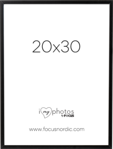 800q-01_51002030RS Focus Rock Black 20×30 -kuvakehyksessä on valkoinen insertti, jossa lukee isolla tekstillä "20x30", lause "I love my photos by Focus" ja alareunassa verkkosivusto www.focusnordic.com.